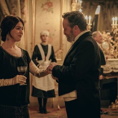 Verónica Sánchez y Fernando Cayo en 1x01 titulado 'Capítulo 1' de 'La Favorita 1922'