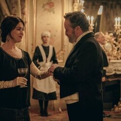Verónica Sánchez y Fernando Cayo en 1x01 titulado 'Capítulo 1' de 'La Favorita 1922'