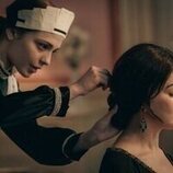 Escena de Verónica Sánchez en el 1x01 de 'La Favorita 1922'