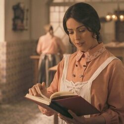 Still de Verónica Sánchez en la temporada 1 y el capítulo 01 de 'La Favorita 1922'