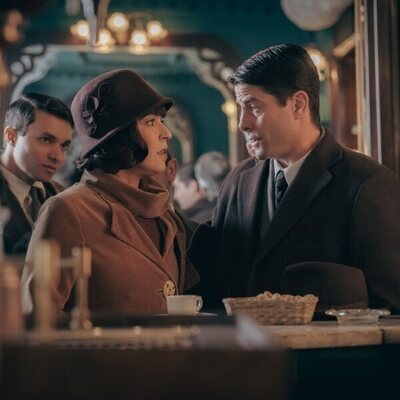 Verónica Sánchez y Luis Fernández 'Perla' en la temporada 1 y el capítulo 01 de 'La Favorita 1922'