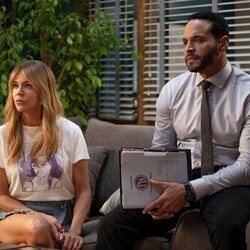 Kaitlin Olson y Daniel Sunjata en el 1x08 de 'High Potential'