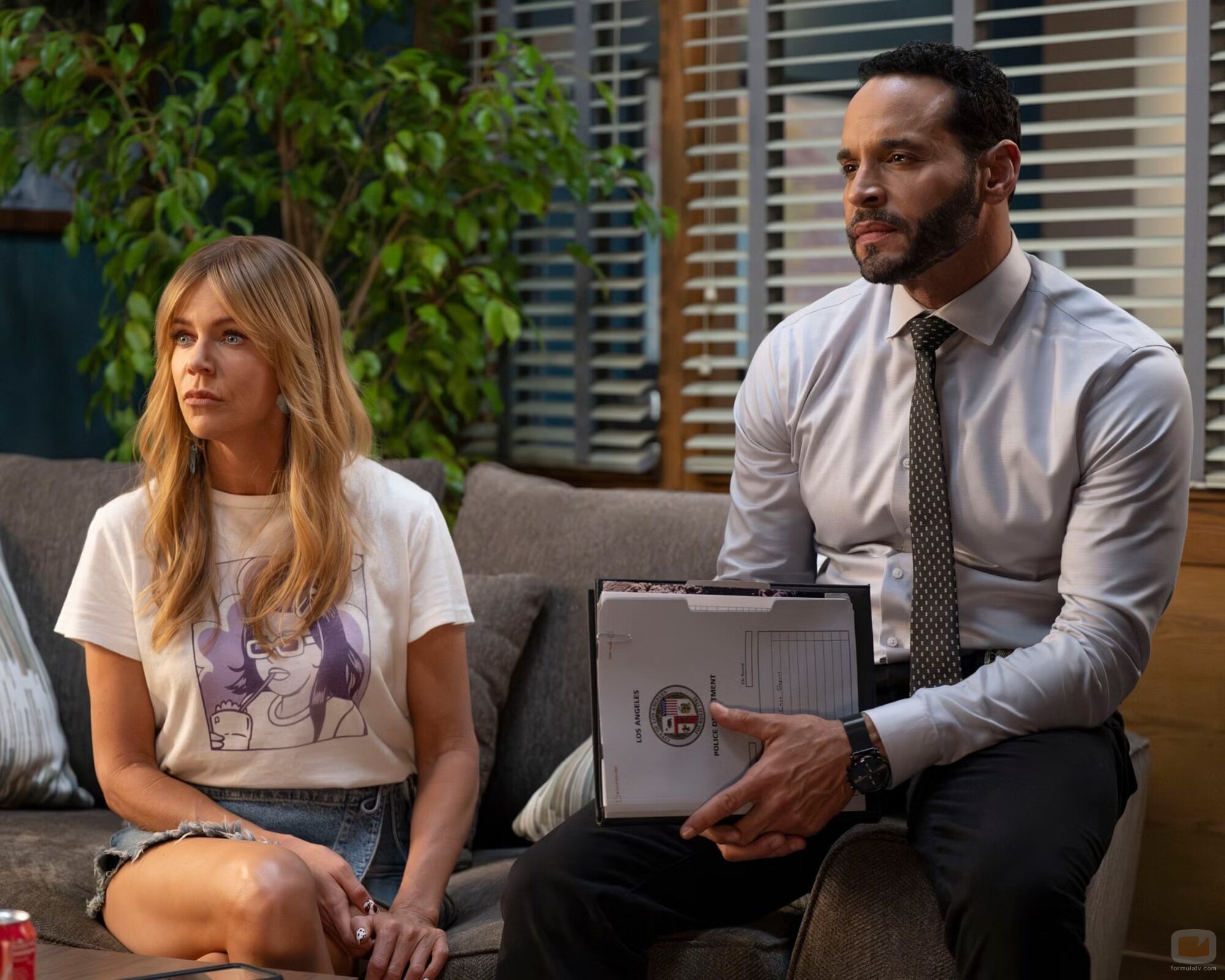 Kaitlin Olson y Daniel Sunjata en el 1x08 de 'High Potential'