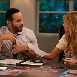 Kaitlin Olson y Daniel Sunjata en 'Obsesión' de 'High Potential'