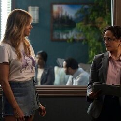Kaitlin Olson y Judy Reyes en Capítulo 8 titulado 'Obsesión' de 'High Potential'