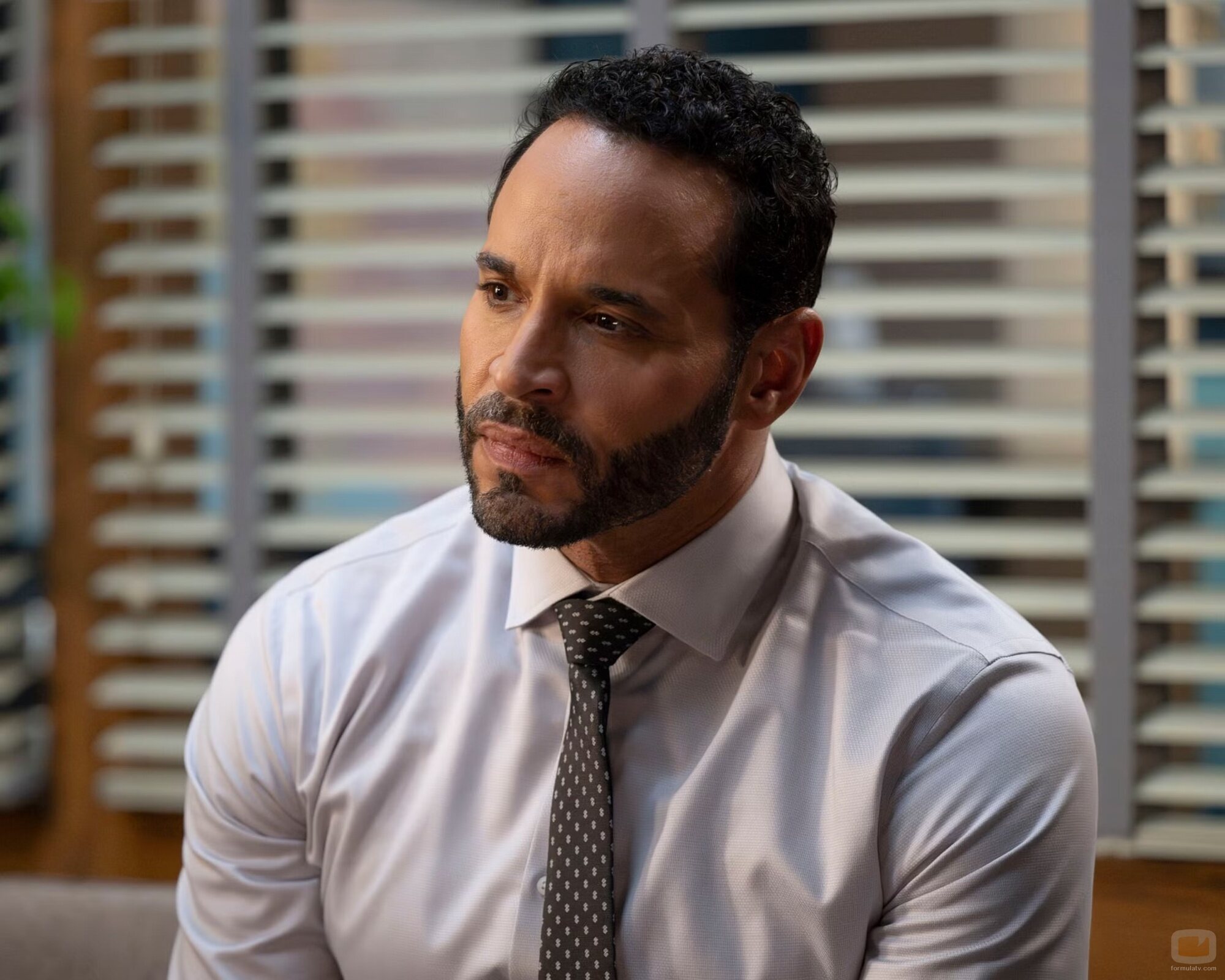 Daniel Sunjata en Capítulo 8 titulado 'Obsesión' de 'High Potential'