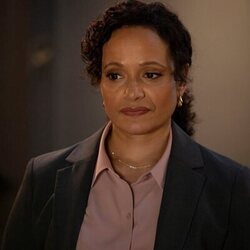 Still de Judy Reyes en Capítulo 8 titulado 'Obsesión' de 'High Potential'