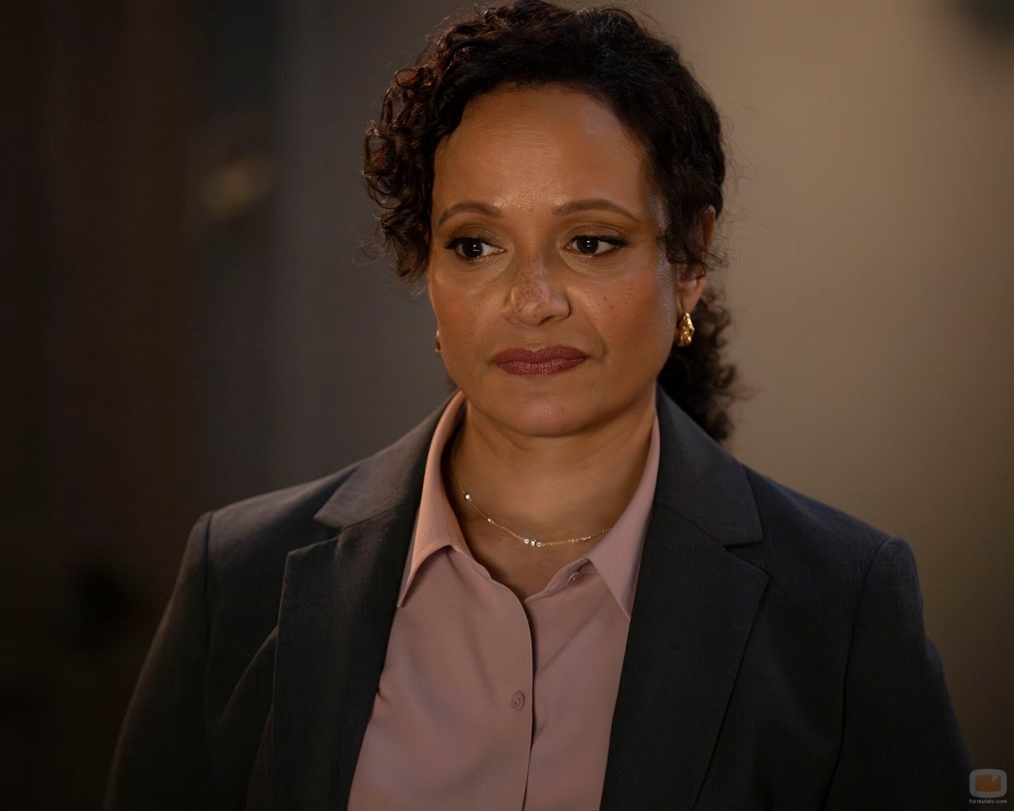Still de Judy Reyes en Capítulo 8 titulado 'Obsesión' de 'High Potential'