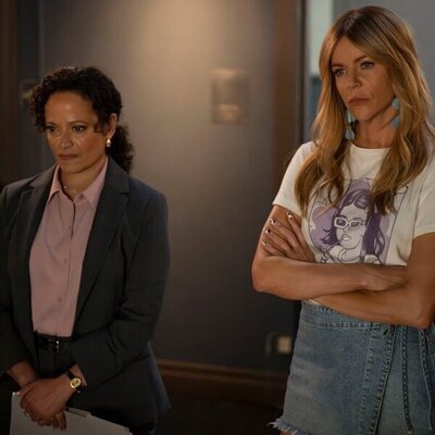 Kaitlin Olson y Judy Reyes en 1x08 titulado 'Obsesión' de 'High Potential'