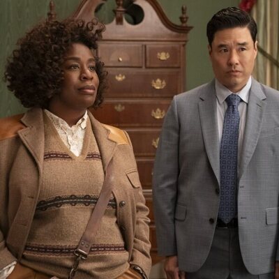 Uzo Aduba y Randall Park en el 1x01 de 'La residencia'