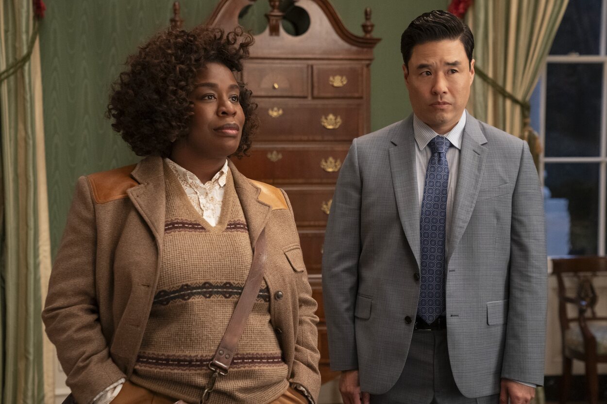 Uzo Aduba y Randall Park en el 1x01 de 'La residencia'