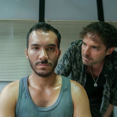 Manolo Cardona y Sebastián Osorio en la temporada 1 y el capítulo 01 de 'Medusa'