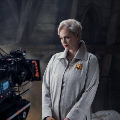 Gwendoline Christie en el 1x01 de 'Miércoles'