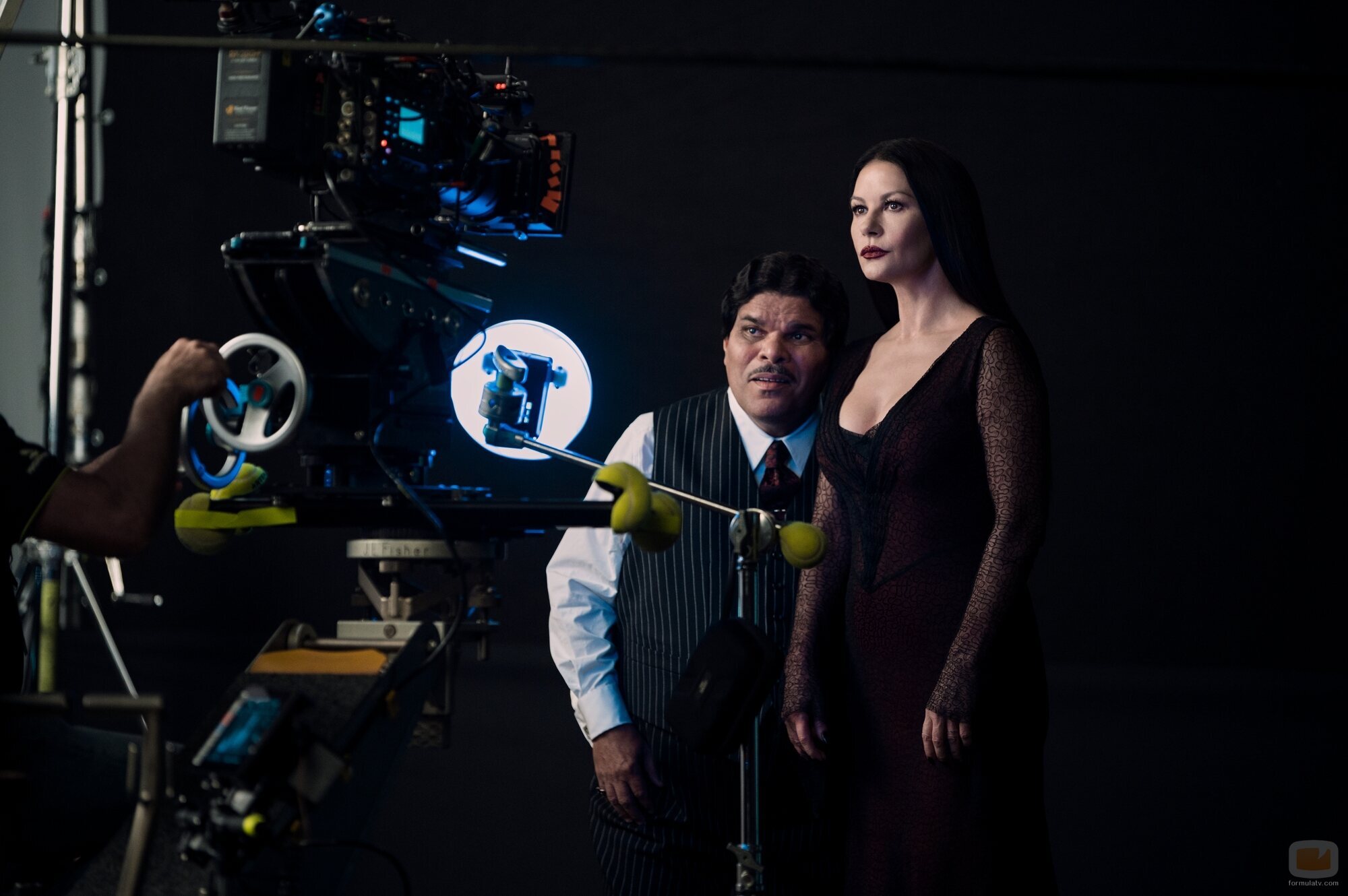 Luis Guzmán y Catherine Zeta-Jones en 1x01 'Los Miércoles son tristes' de 'Miércoles'