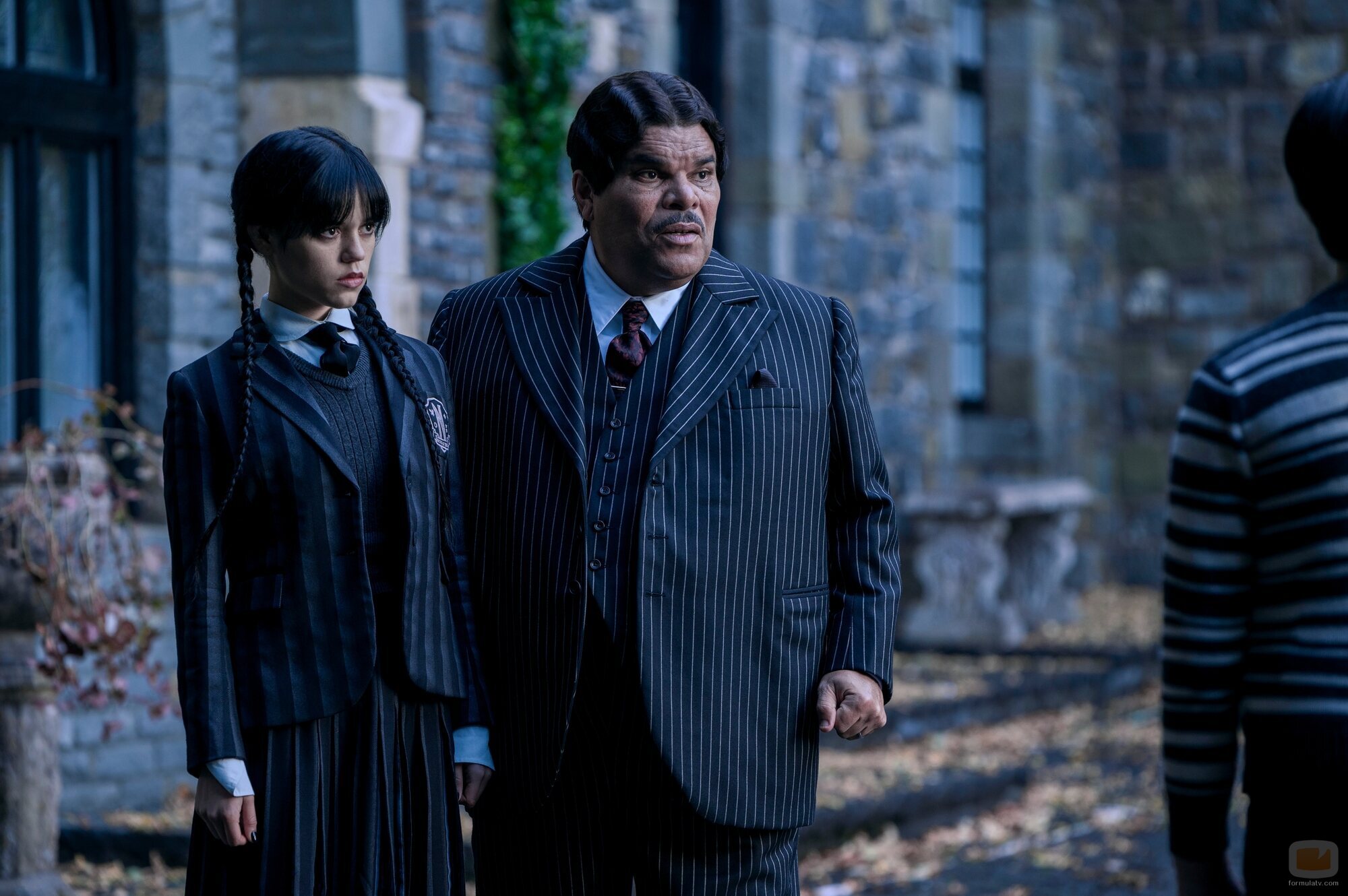 Luis Guzmán y Jenna Ortega en el 1x01 de 'Wednesday'