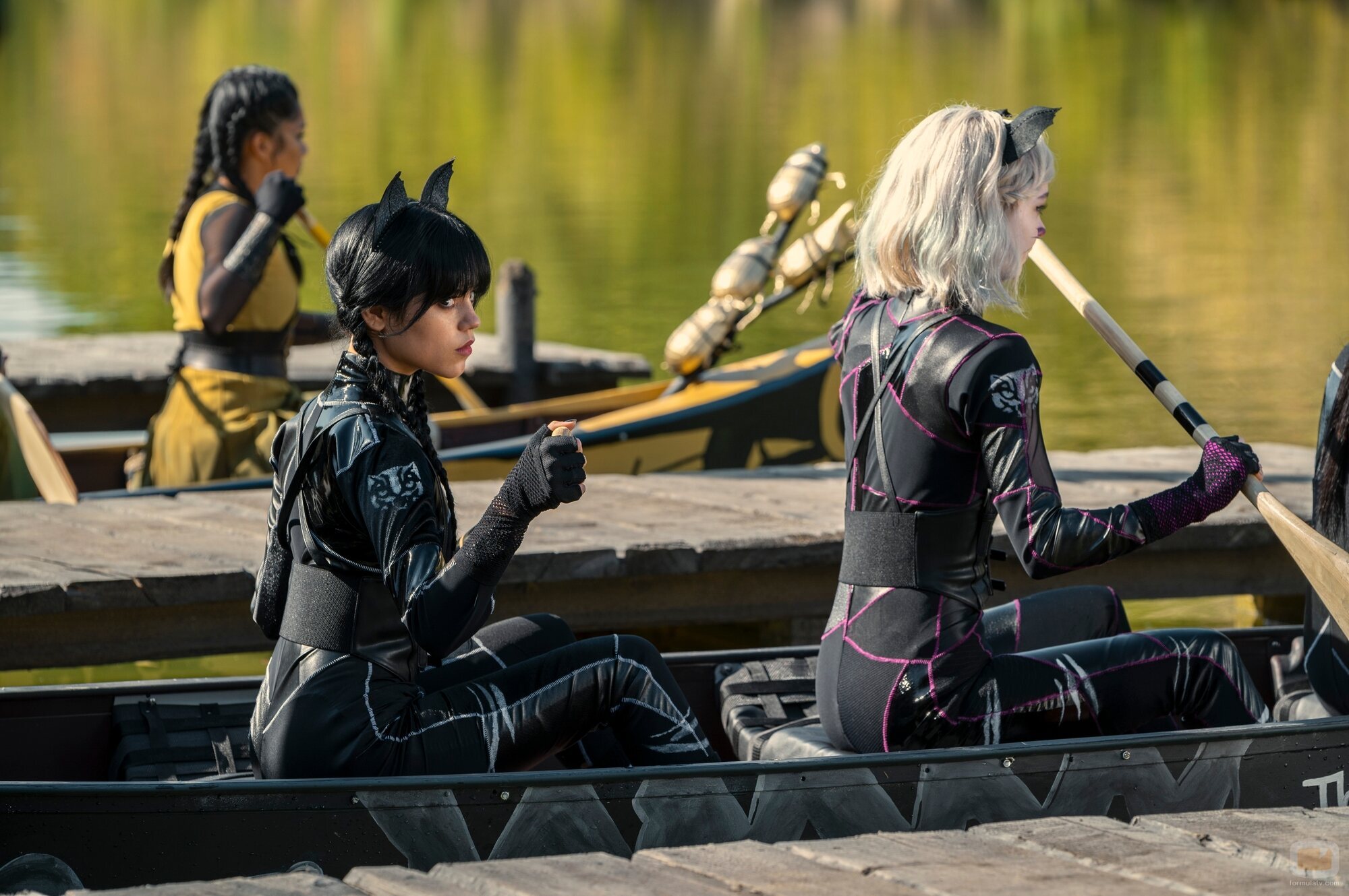 Jenna Ortega y Emma Myers en la temporada 1 y el capítulo 02 de 'Miércoles'