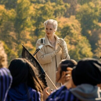 Gwendoline Christie en el 1x02 de 'Miércoles'