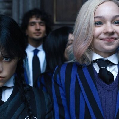 Jenna Ortega y Emma Myers en 1x02 titulado 'La tristeza es solitaria' de 'Miércoles'