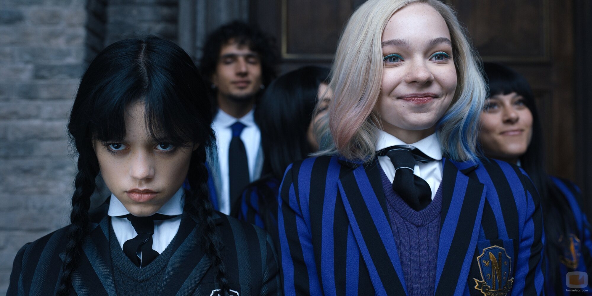 Jenna Ortega y Emma Myers en 1x02 titulado 'La tristeza es solitaria' de 'Miércoles'