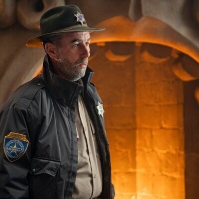 Jamie McShane en el 1x02 de 'Miércoles'