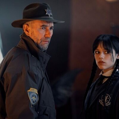 Jamie McShane y Jenna Ortega en el 1x02 de 'Wednesday'