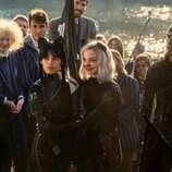 Jenna Ortega y Emma Myers en Capítulo 2 titulado 'La tristeza es solitaria' de 'Miércoles'