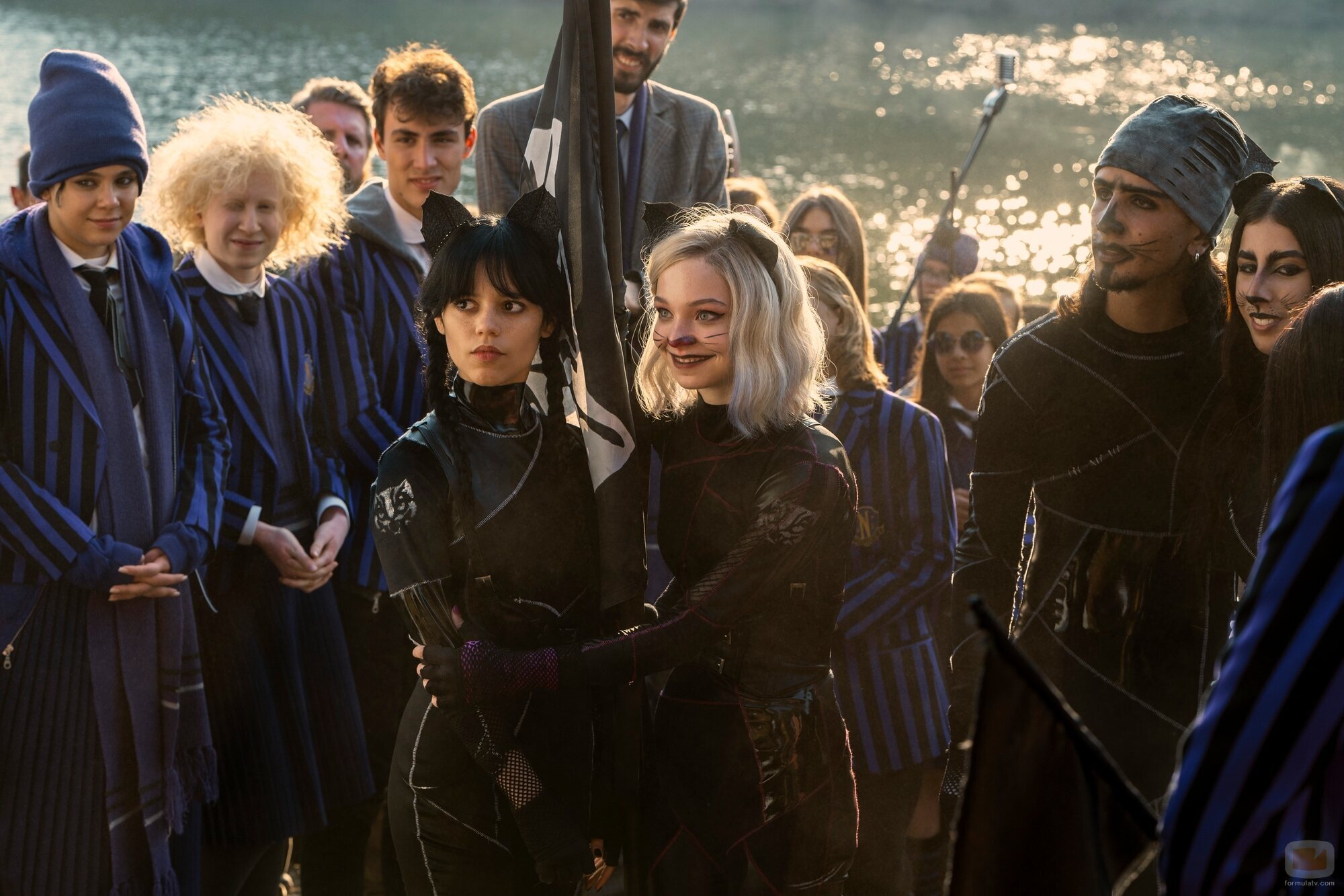 Jenna Ortega y Emma Myers en Capítulo 2 titulado 'La tristeza es solitaria' de 'Miércoles'