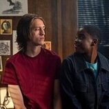 Percy Hynes White y Joy Sunday en 'La tristeza es solitaria' de 'Miércoles'