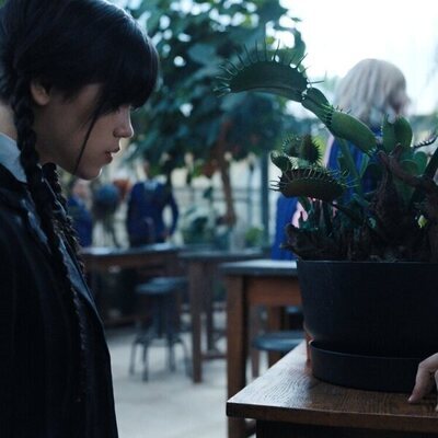 Jenna Ortega y Victor Dorobantu en el 1x02 de 'Wednesday'