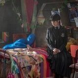 Jenna Ortega y Victor Dorobantu en 1x02 titulado 'La tristeza es solitaria' de 'Miércoles'