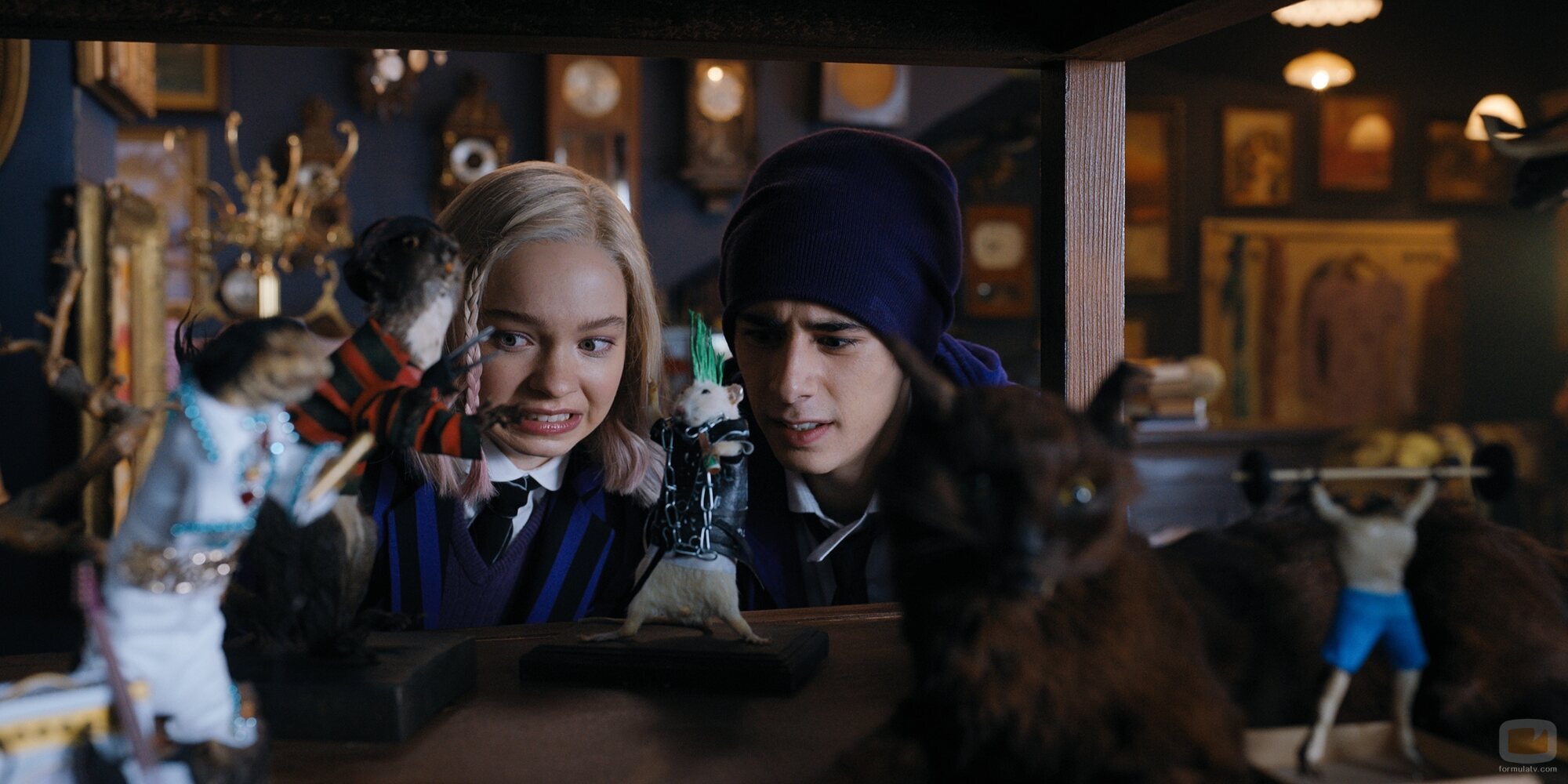 Georgie Farmer y Emma Myers en Capítulo 3 titulado 'Tristemente amiga o enemiga' de 'Miércoles'