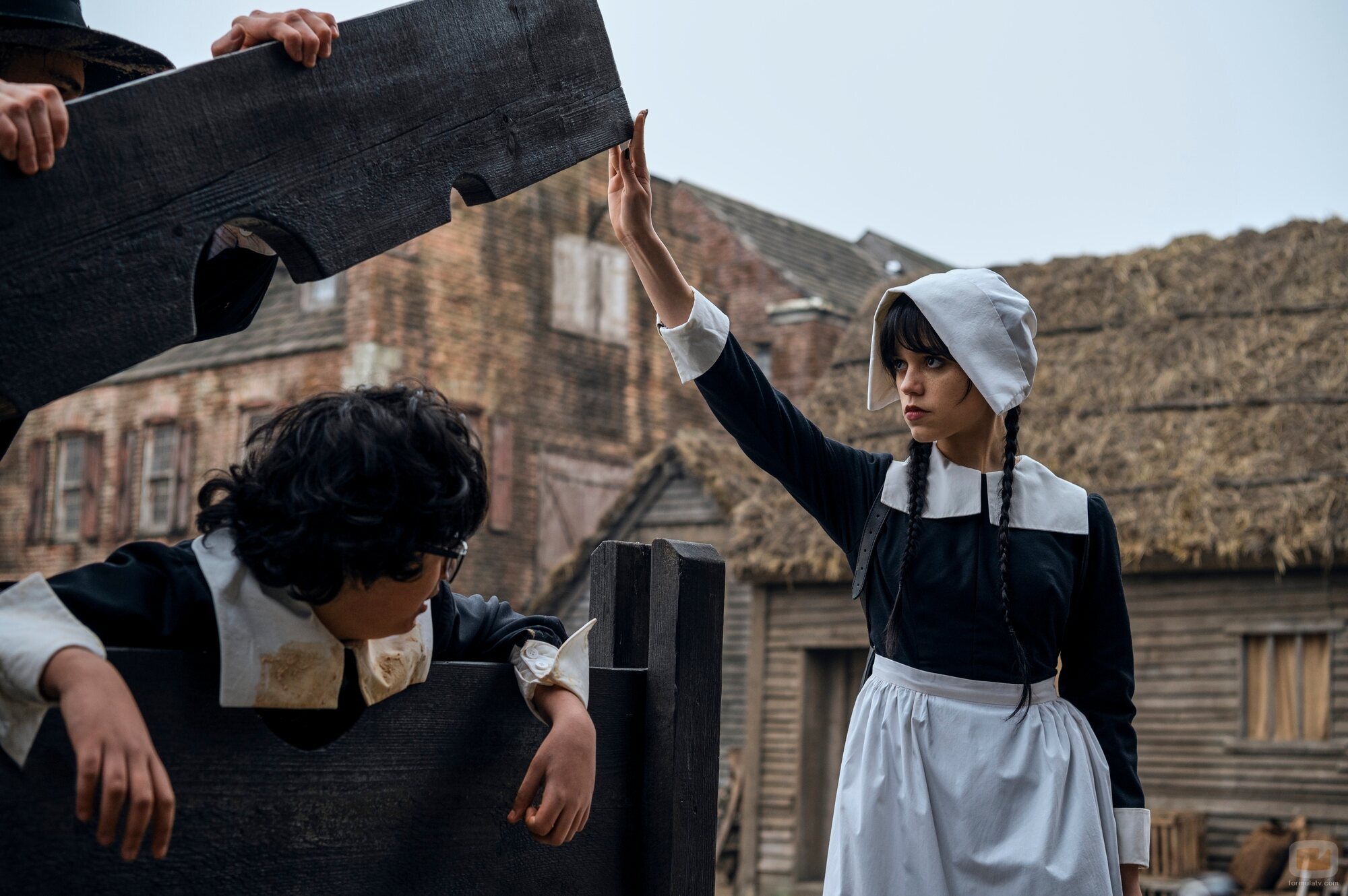 Jenna Ortega y Moosa Mostafa en 1x03 titulado 'Tristemente amiga o enemiga' de 'Miércoles'