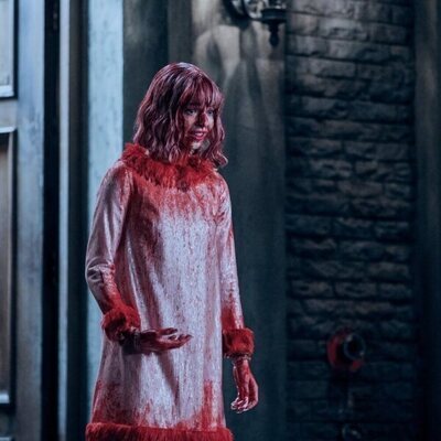 Emma Myers en 1x04 titulado 'Qué noche la de ese día' de 'Miércoles'