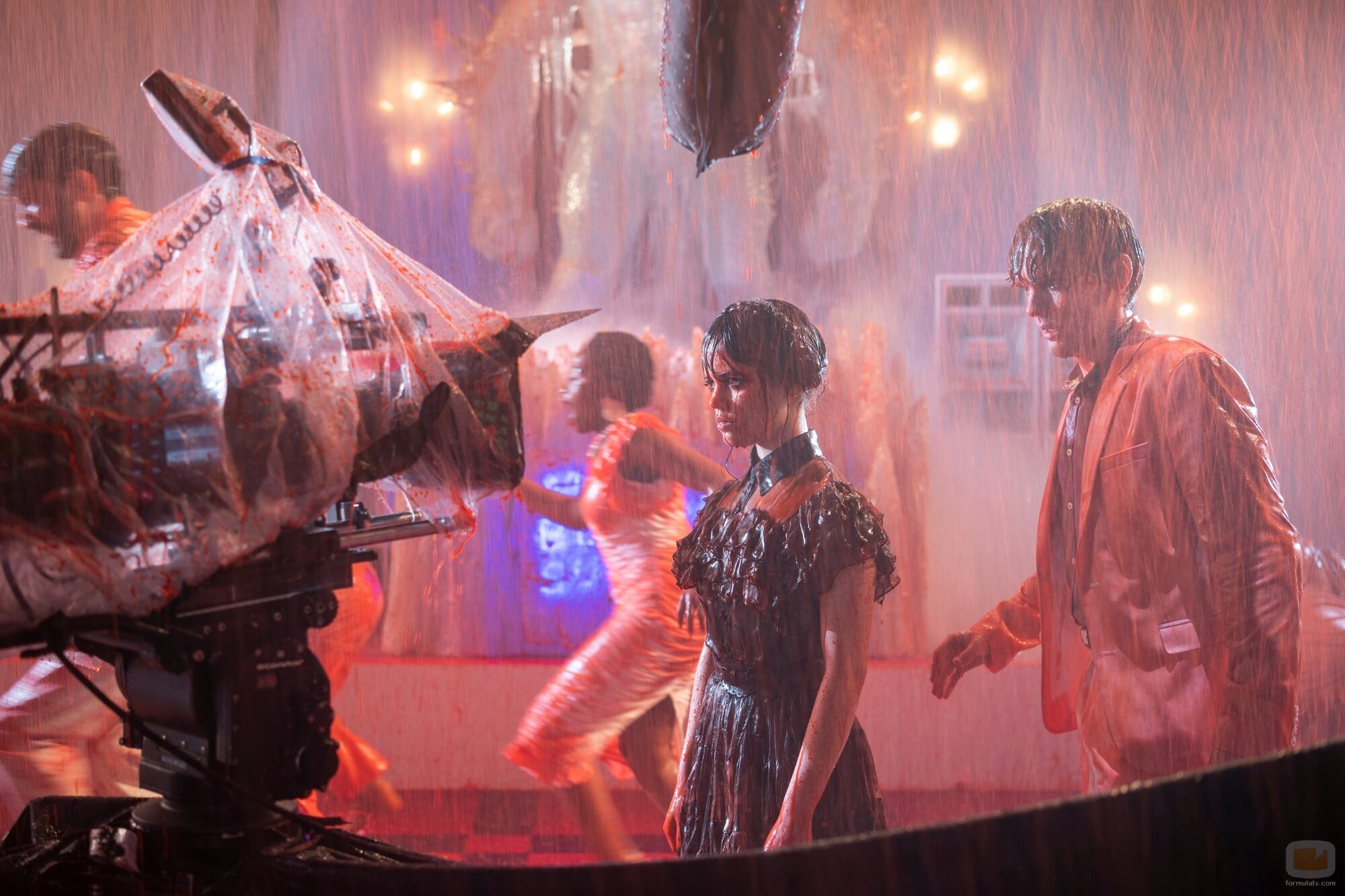 Jenna Ortega y Hunter Doohan en 'Qué noche la de ese día' de 'Wednesday'