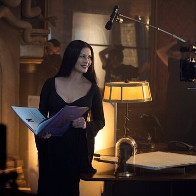 Still de Catherine Zeta-Jones en el 1x05 de 'Miércoles'