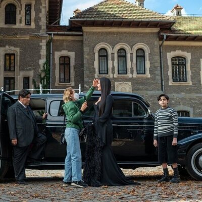 Luis Guzmán y Catherine Zeta-Jones en 1x05 'Quien siembra vientos recoge trsiteza' de 'Miércoles'