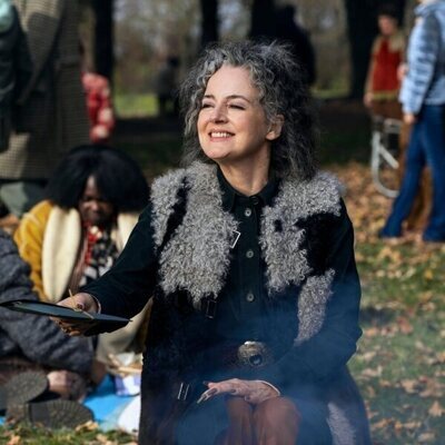 Amanda Drew en 1x05 titulado 'Quien siembra vientos recoge trsiteza' de 'Miércoles'