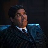 Luis Guzmán en 1x05 titulado 'Quien siembra vientos recoge trsiteza' de 'Miércoles'