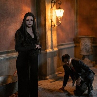 Catherine Zeta-Jones en la temporada 1 y el capítulo 05 de 'Miércoles'