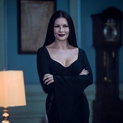 Catherine Zeta-Jones en 1x05 'Quien siembra vientos recoge trsiteza' de 'Miércoles'