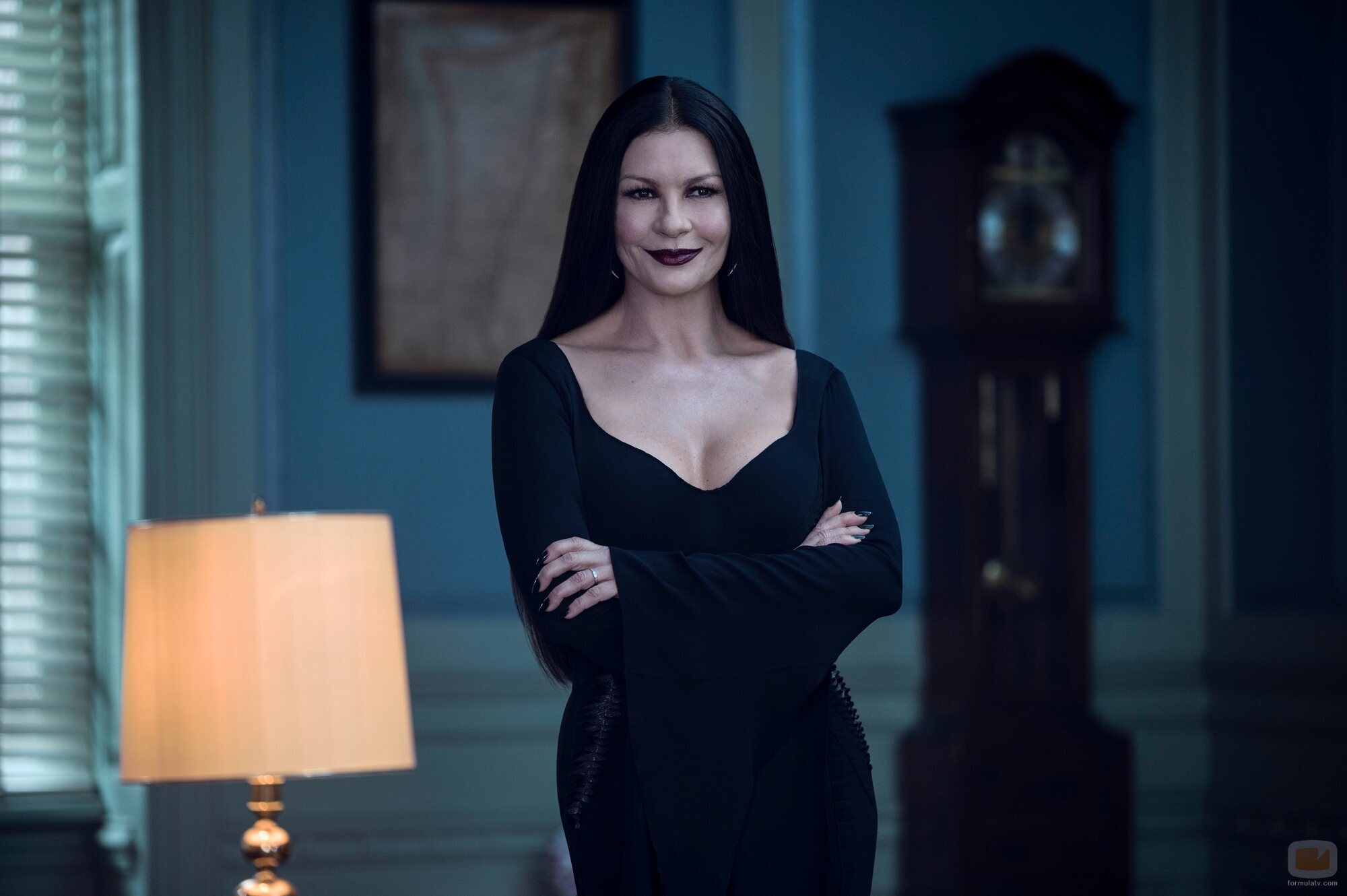 Catherine Zeta-Jones en 1x05 'Quien siembra vientos recoge trsiteza' de 'Miércoles'