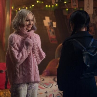 Jenna Ortega y Emma Myers en el 1x07 de 'Wednesday'