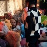 Fred Armisen y Jenna Ortega en 'Qué triste que todavía no me conozcas' de 'Miércoles'