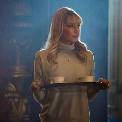 Riki Lindhome en 1x07 'Qué triste que todavía no me conozcas' de 'Miércoles'