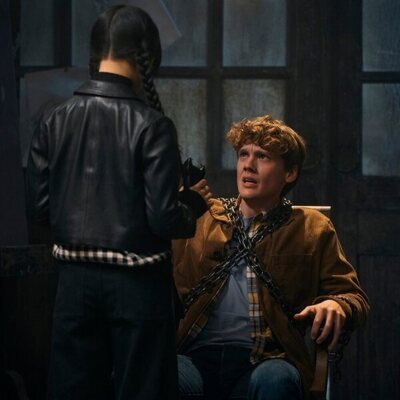 Jenna Ortega y Hunter Doohan en 1x08 titulado 'Una bandada de tristeza' de 'Miércoles'