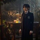 Jenna Ortega en 1x08 titulado 'Una bandada de tristeza' de 'Miércoles'