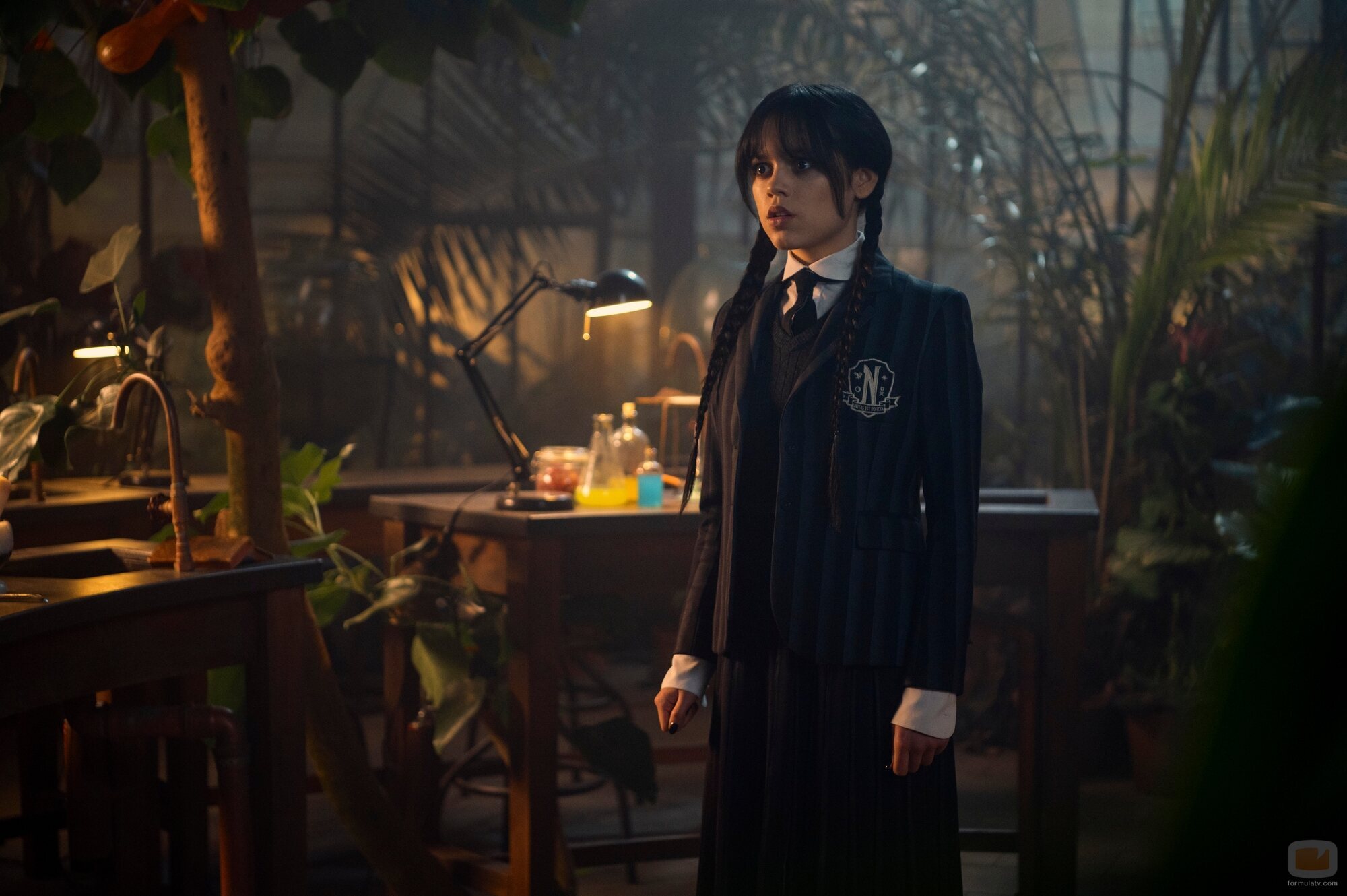 Jenna Ortega en 1x08 titulado 'Una bandada de tristeza' de 'Miércoles'