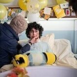 Moosa Mostafa en Capítulo 8 titulado 'Una bandada de tristeza' de 'Miércoles'