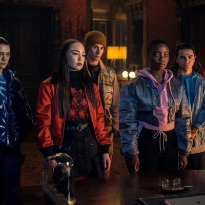 Georgie Farmer y Joy Sunday en 1x08 titulado 'Una bandada de tristeza' de 'Miércoles'