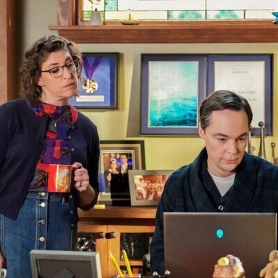 Jim Parsons y Mayim Bialik en 7x14 titulado 'Memoria' de 'El joven Sheldon'